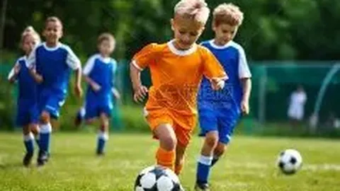 产后亮相吉娜状态佳，宽松裙展露曼妙身姿